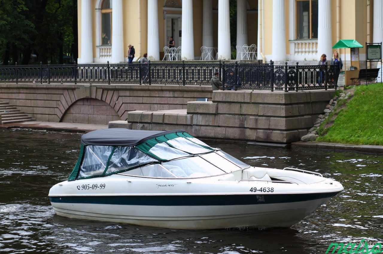 progulki-po-rekam-i-kanalam-na-skorostnom-katere